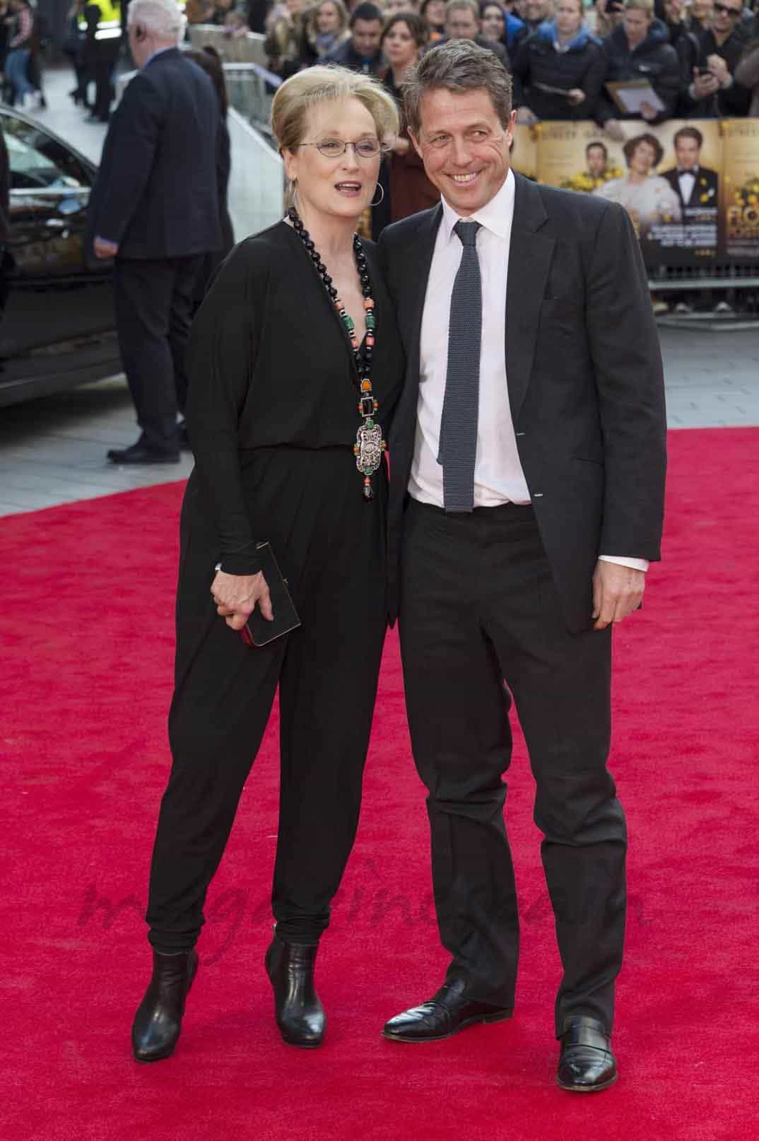 Meryl Street y Hugh Grant en la premiere de florence foster en londres