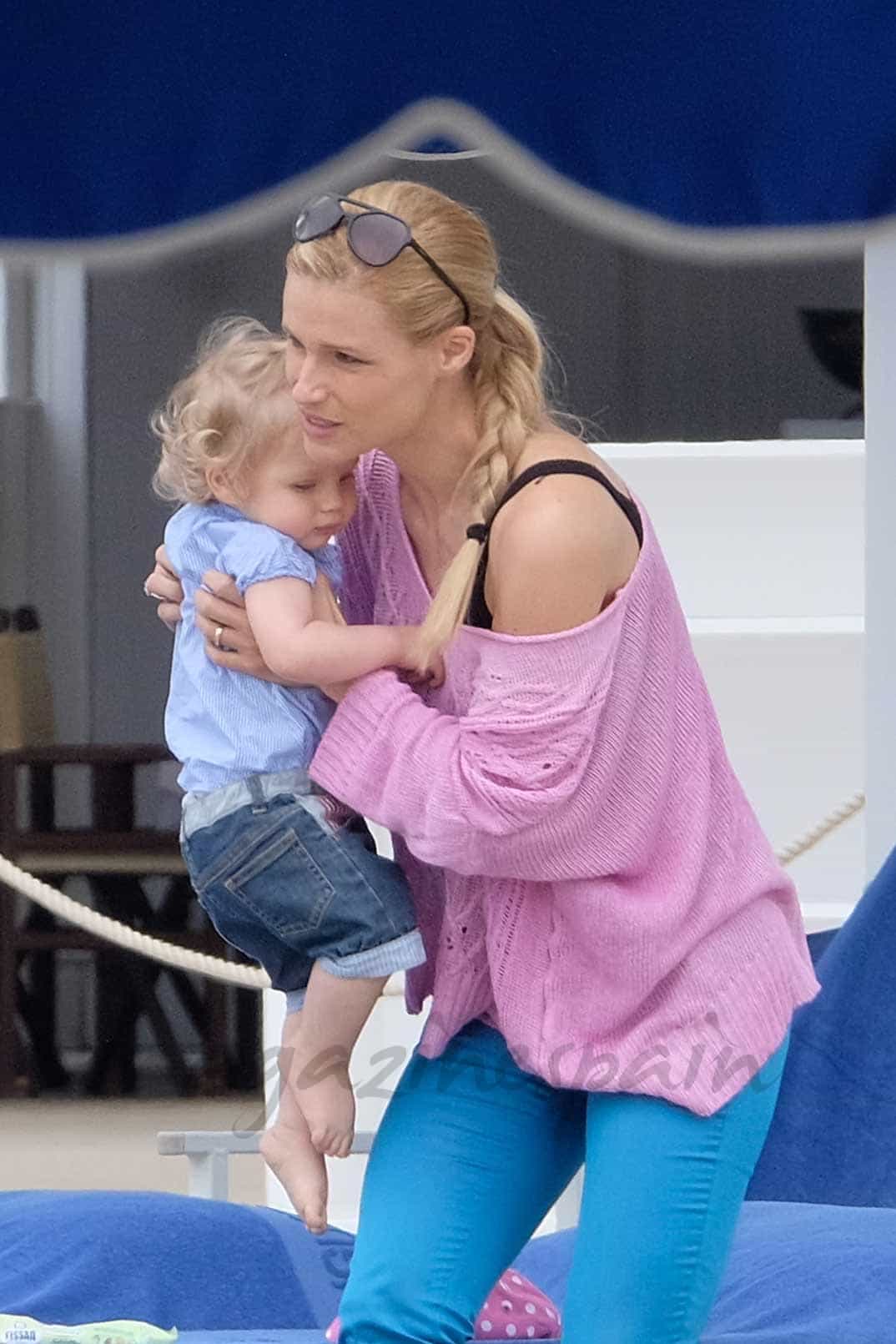 michelle-hunziker vacaciones con su hijo