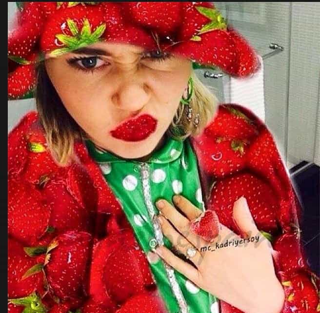 miley cyrus con su anillo de compromiso