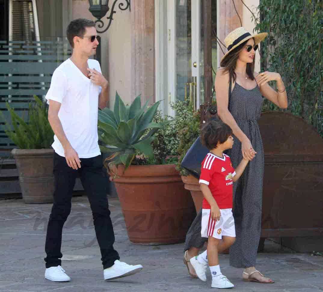 Miranda Kerr con su hijo Flynn y su novio Evan Spiegel