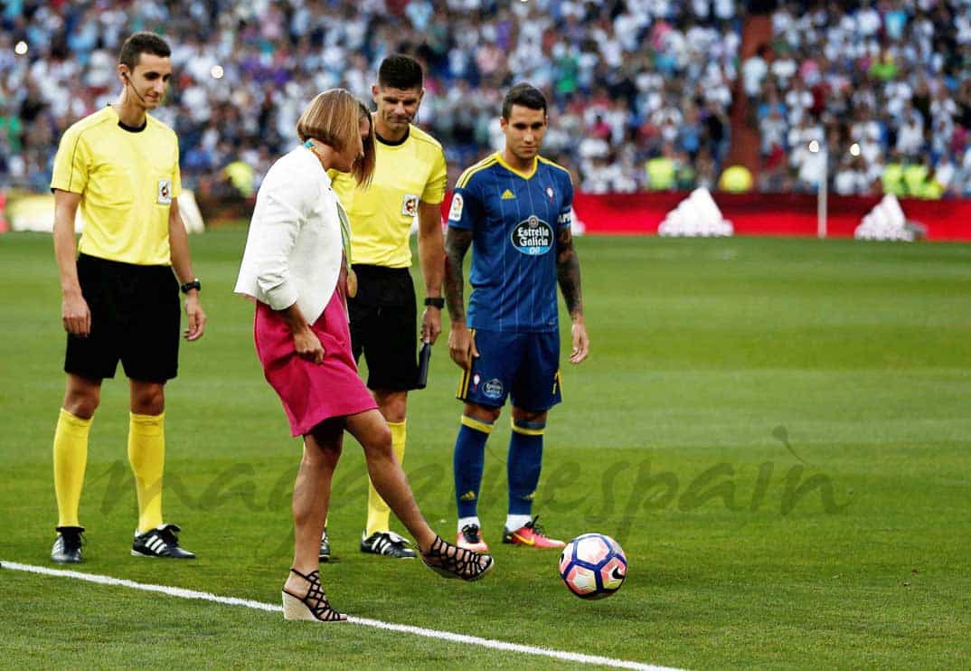 mireia belmonte saque de honor en el bernabeu