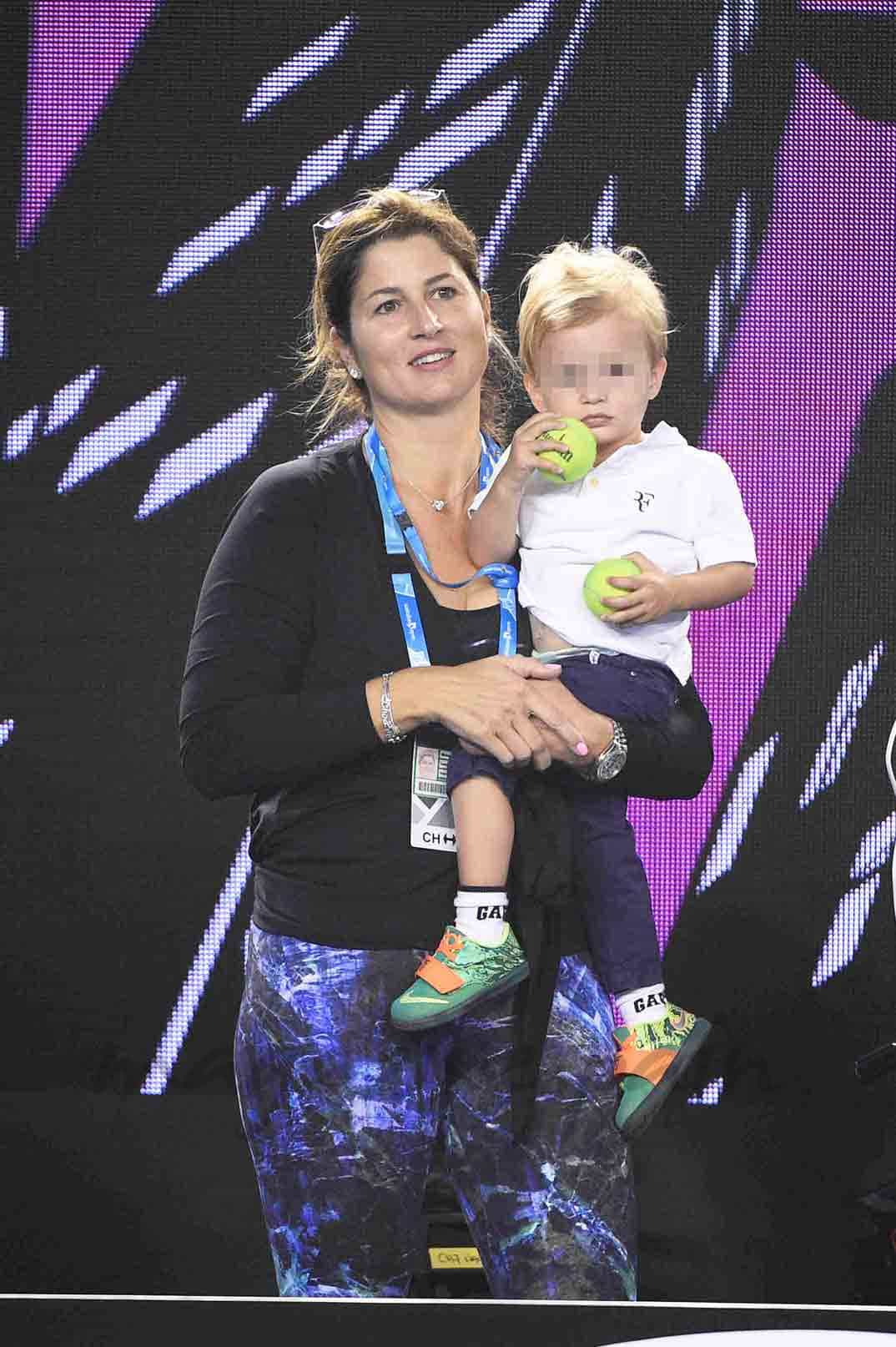 mirka federer con su hijo leo