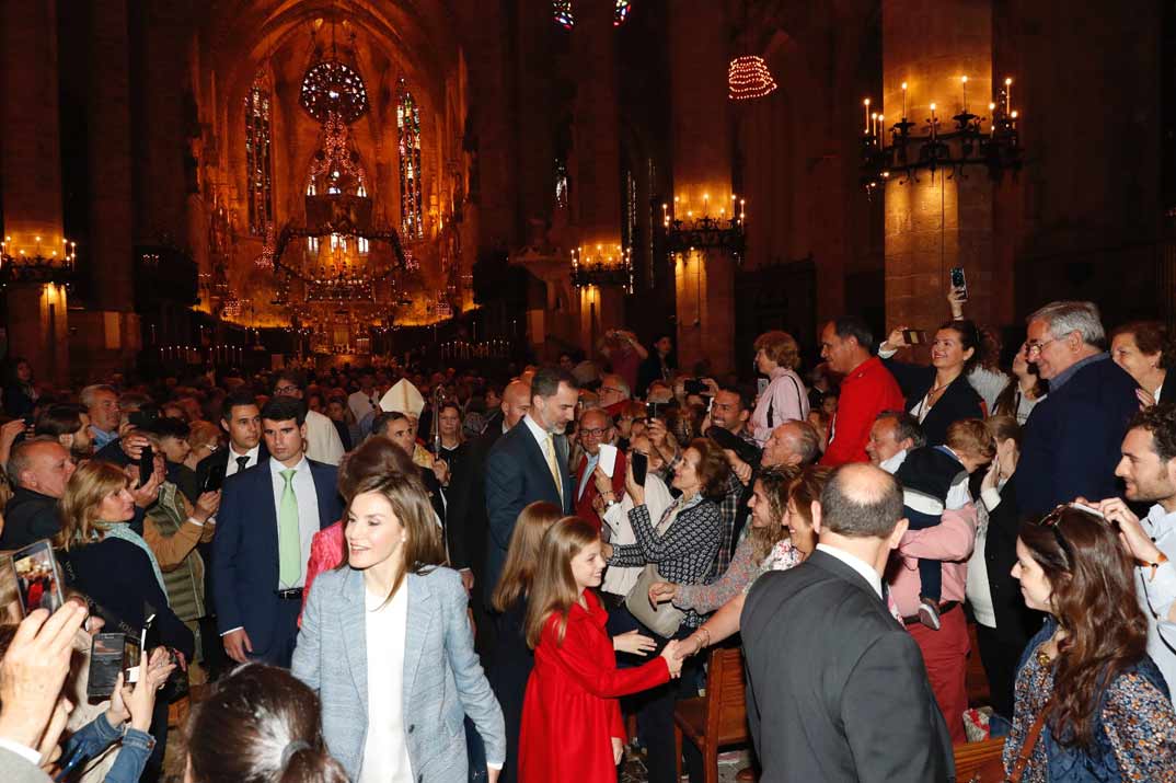 Los Reyes, sus hijas y la Reina Doña Sofía saludan al público asistente a la Misa del Domingo de Resurrección, en la Catedral de Mallorca, en Palma