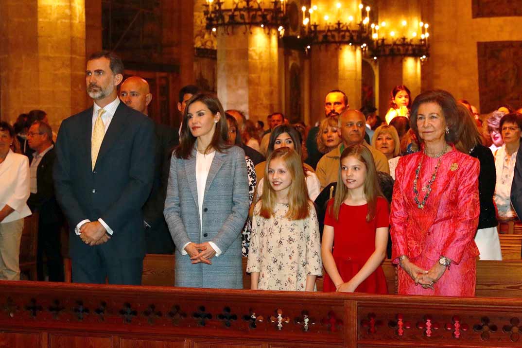 Sus Majestades los Reyes, con sus hijas, Su Alteza Real la Princesa de Asturias y Su Alteza Real la Infanta Doña Sofía, y Su Majestad la Reina Doña Sofía, en la primera fila de asientos de la Catedral de Mallorca © Casa S.M. El Rey