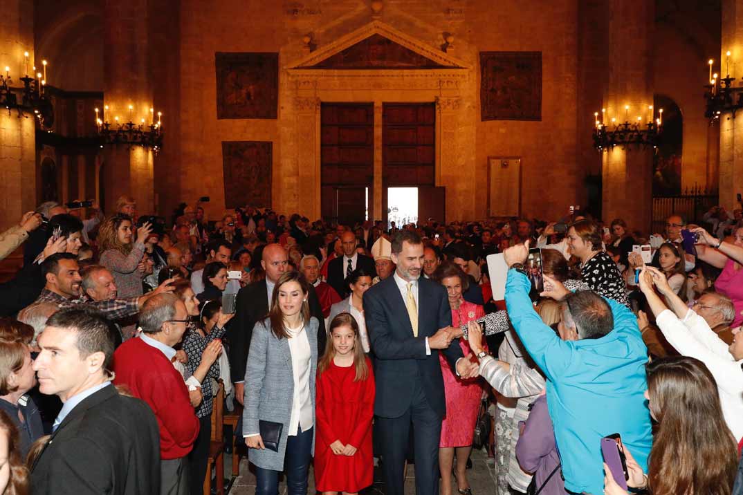 Los Reyes, sus hijas y la Reina Doña Sofía saludan al público asistente a la Misa del Domingo de Resurrección, en la Catedral de Mallorca, en Palma © Casa S.M. El Rey