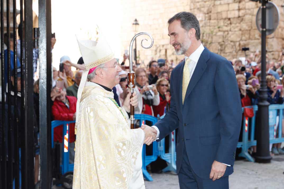 Don Felipe recibe el saludo del obispo auxiliar de Barcelona y administrador apostólico de Mallorca, Sebastià Taltavull Anglada © Casa S.M. El Rey