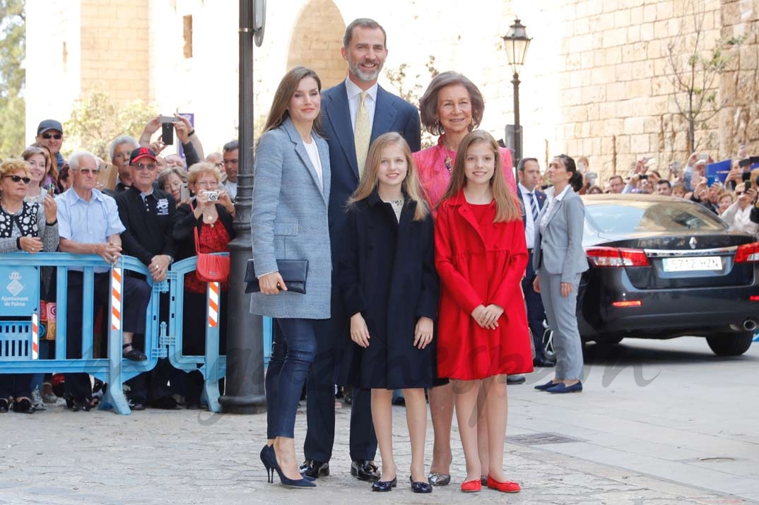 Sus Majestades los Reyes, acompañados de sus hijas, Su Alteza Real la Princesa de Asturias y Su Alteza Real la Infanta Doña Sofía, así como por Su Majestad la Reina Doña Sofía, en Palma, momentos antes de acceder a la Catedral de Mallorca © Casa de S.M. el Rey