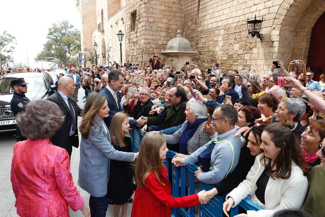 Los Reyes, sus hijas y la Reina Doña Sofía saludan al público congregado en el exterior de la Catedral de Mallorca, en Palma, al finalizar la Misa © Casa S.M. El Rey