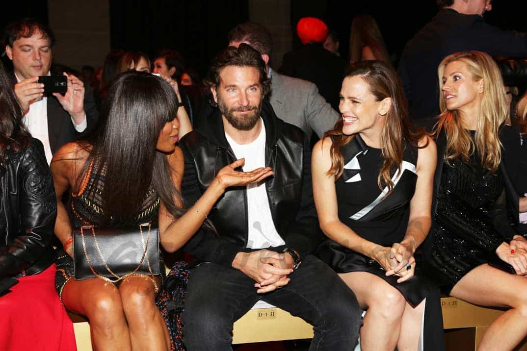 naomi campbell bradley cooper y jennifer garner en paris kashion week