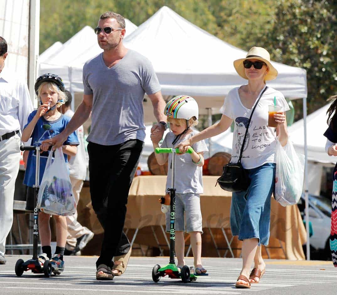 Naomi Watts con su familia