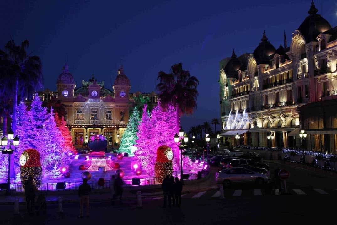 el palacio de monaco enciende sus luces de navidad
