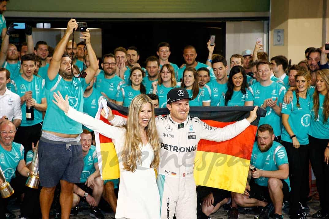 Nico Rosberg y su mujer Vivian Sibold celebran su titulo de formula 1