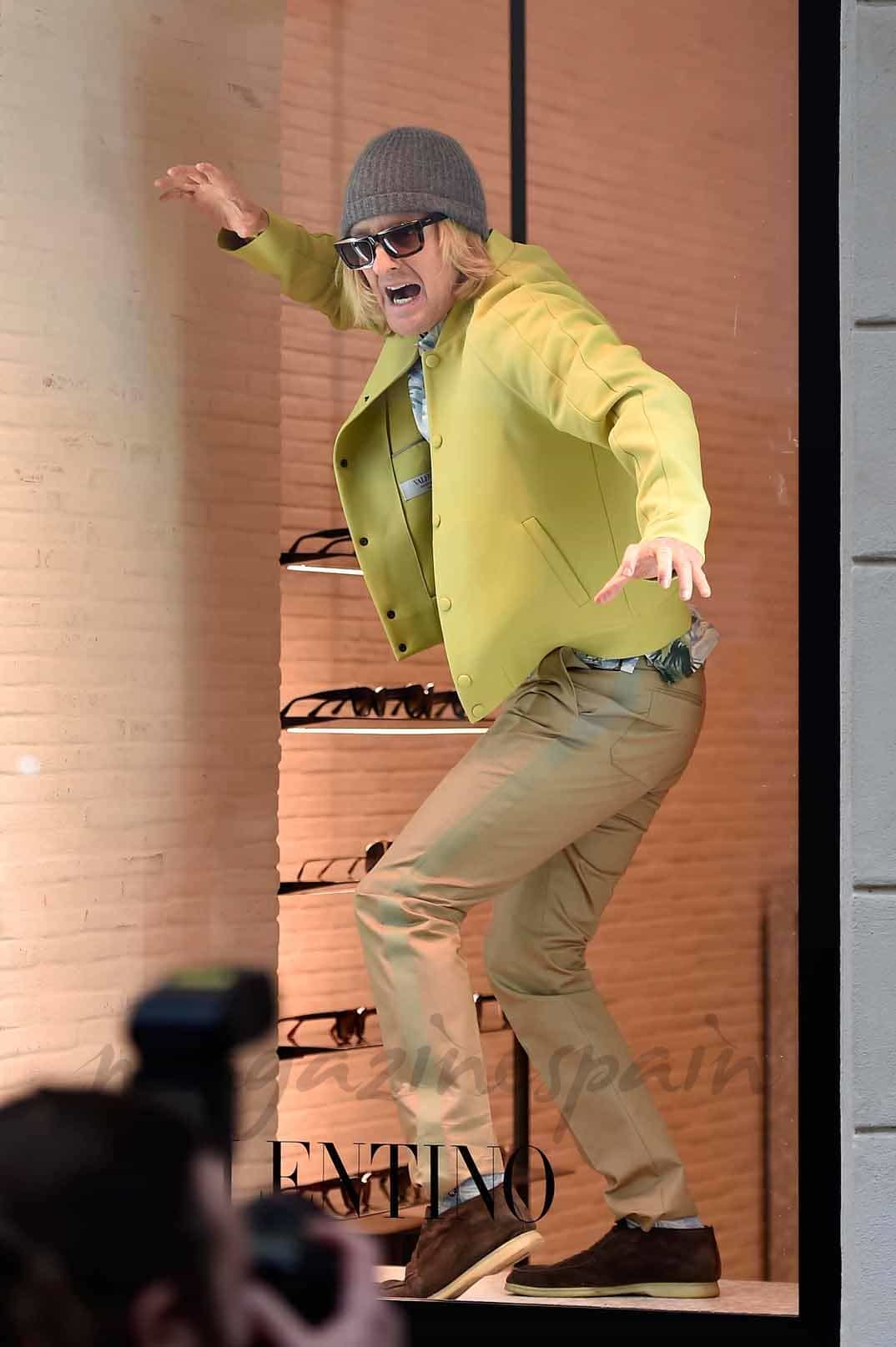 owen wilson maniquie en el escaparate de valentino en roma