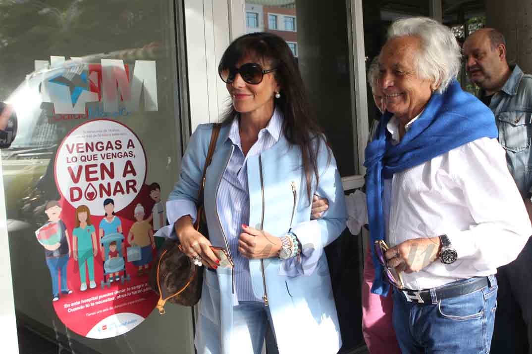 Palomo Linares llegaba con su novia Concha Azuara al Hospital Gregorio Marañon, el pasado viernes