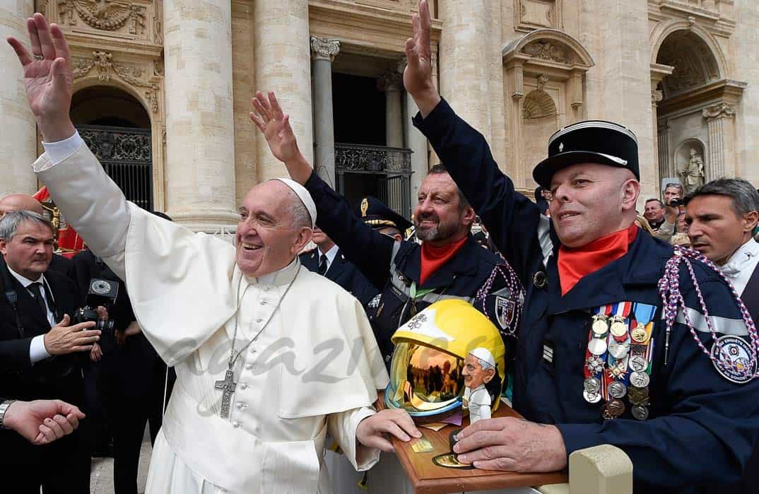 papa-francisco-bombero-plaza de san pedrop