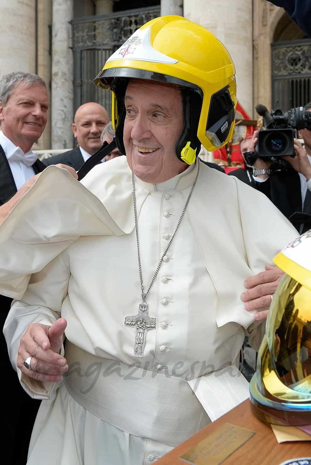 papa-francisco-bombero-plaza de san pedro