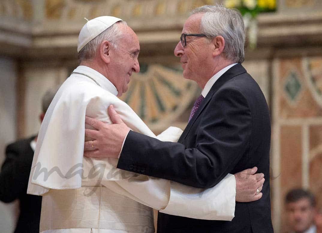 papa-francisco-jean-claude-juncker en el premio carlomagno