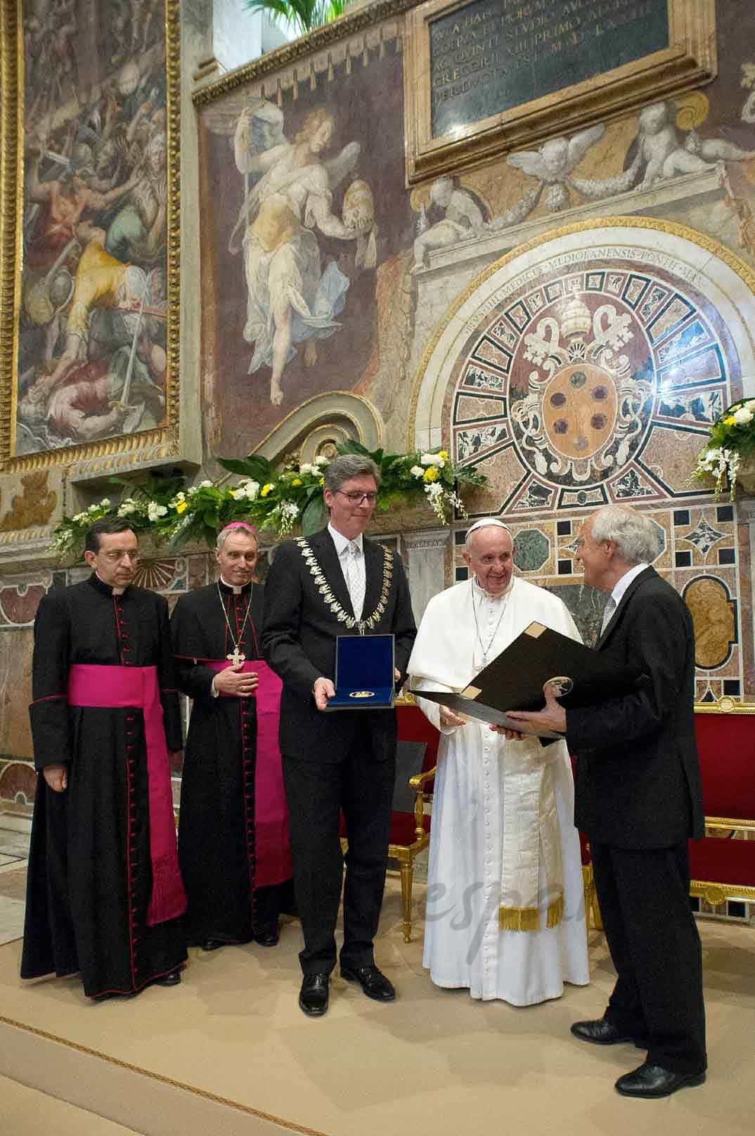 marcel-philipp-juergen-linden entregan el premio carlomagno al papa francisco