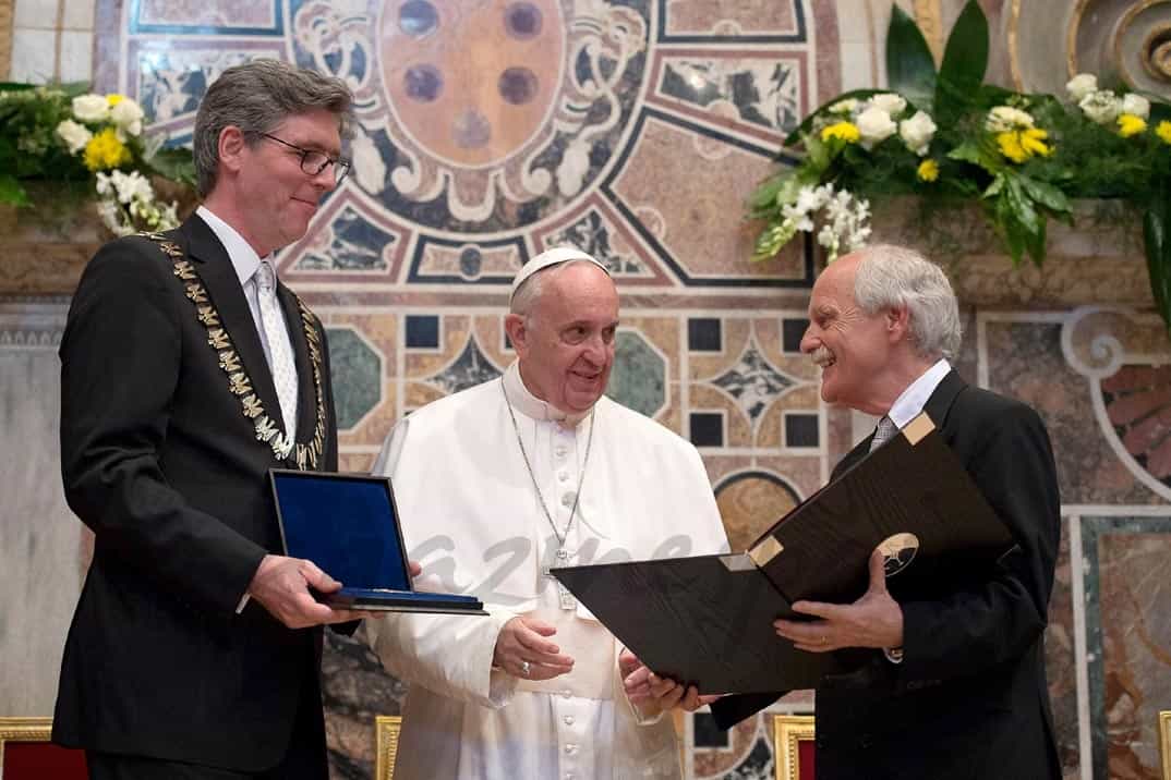 marcel-phillipp-juergen-linden entregan el premio carlomagno al papa francisco
