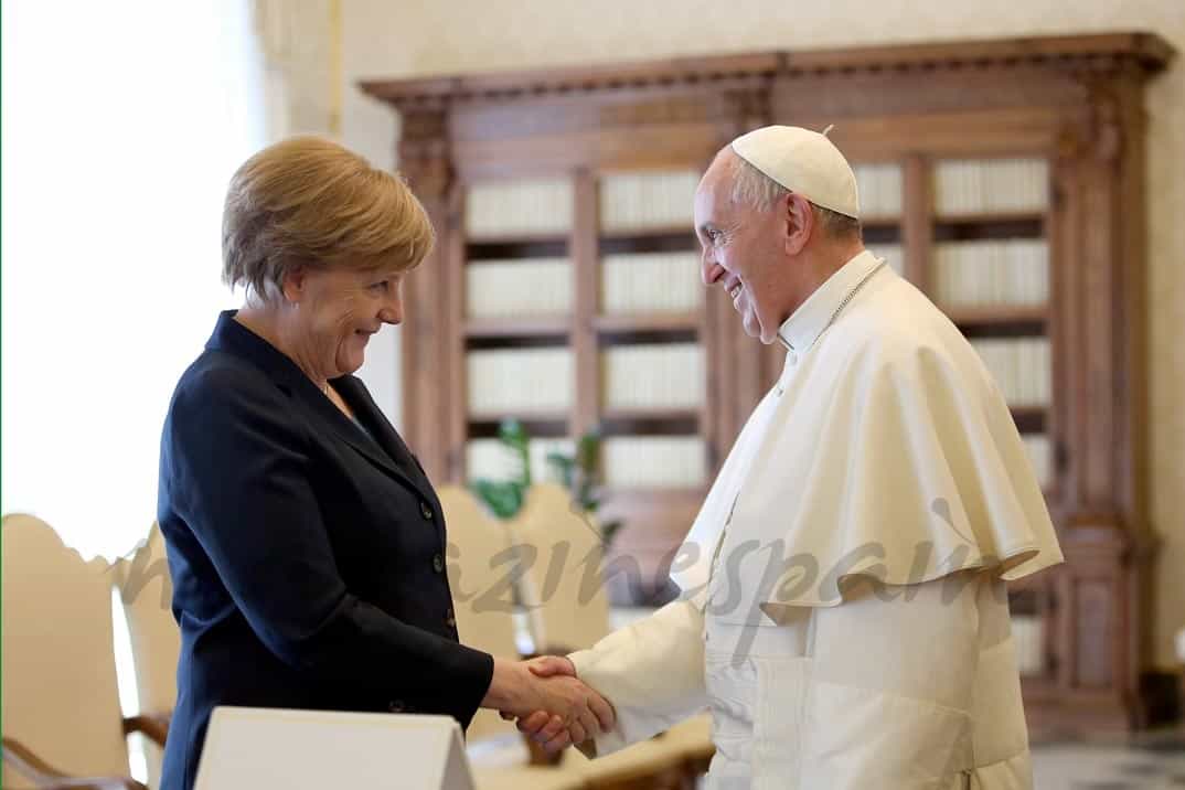 papa-francisco-y-angela-merkel en el premio carlomagno