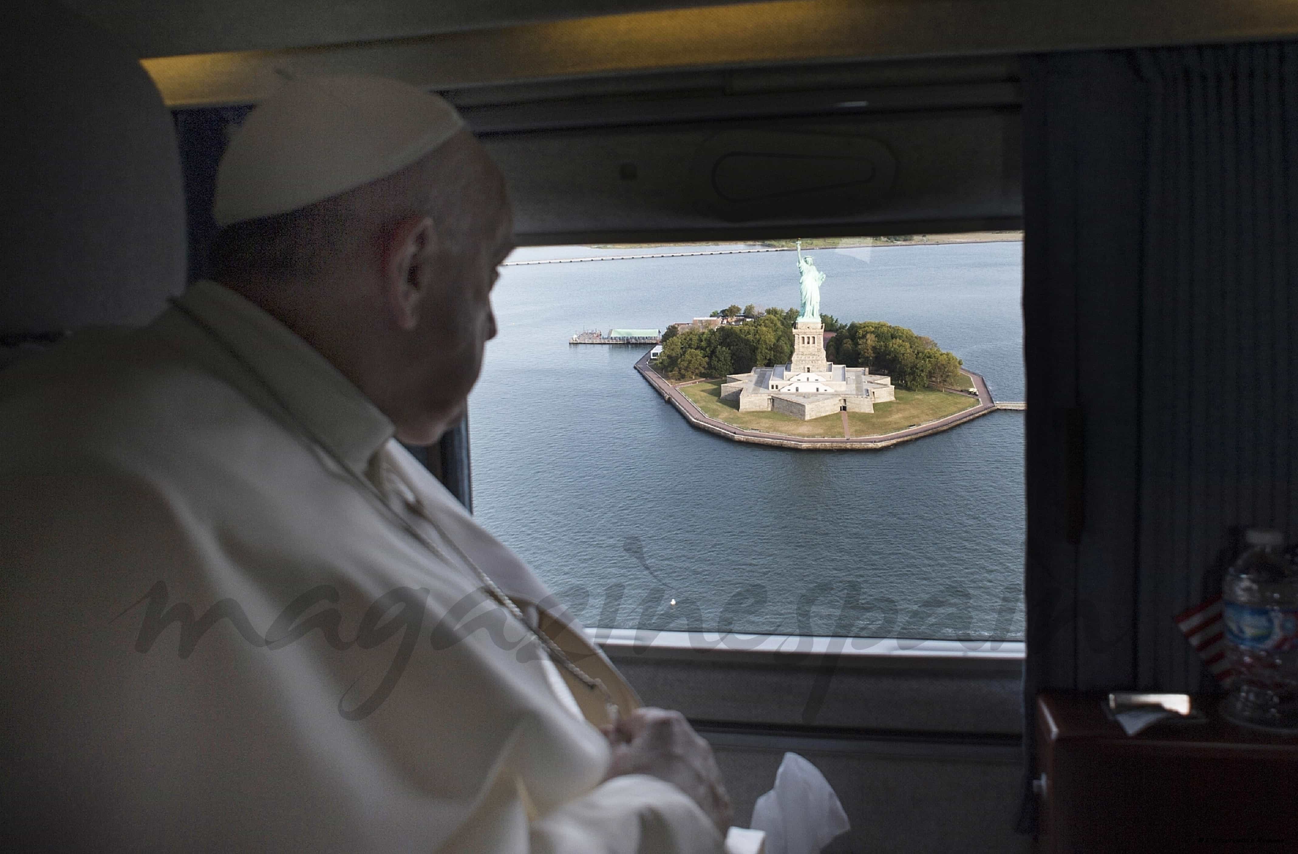Pope Francis got one last look at statue of Liberty before leaving New York City , USA on September 26, 2015. On his way to JFK Airport Pope Francis took a poignant detour, asking the pilot of his helicopter to circle the Statue of Liberty and Ellis Island, portals to America for millions of immigrants. Photo by ABACAPRESS.COM