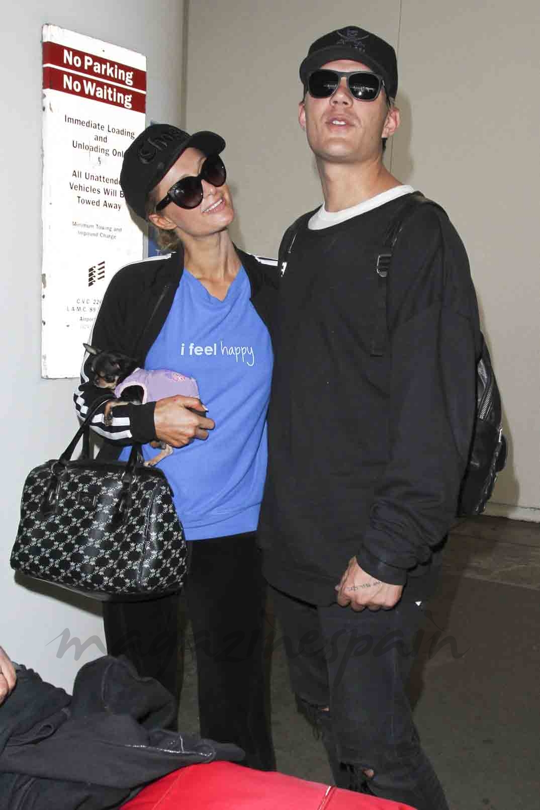 paris hilton y chris zylka en el aeropuerto