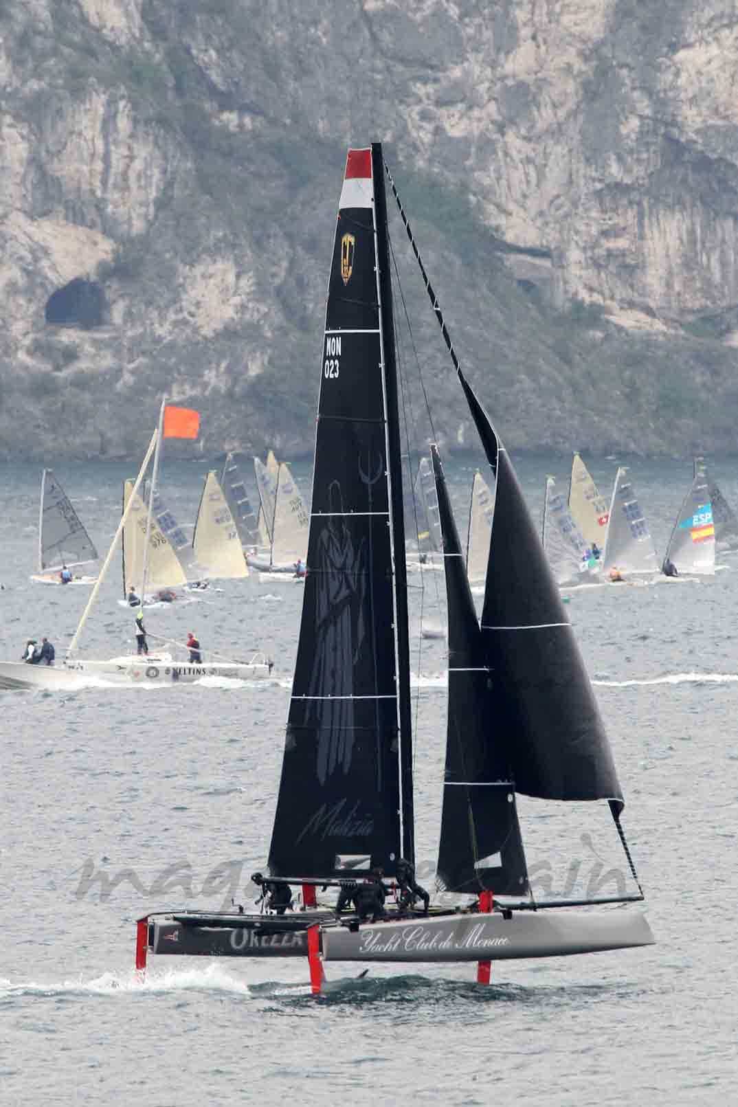 pierre casiraghi navega en un catamaran