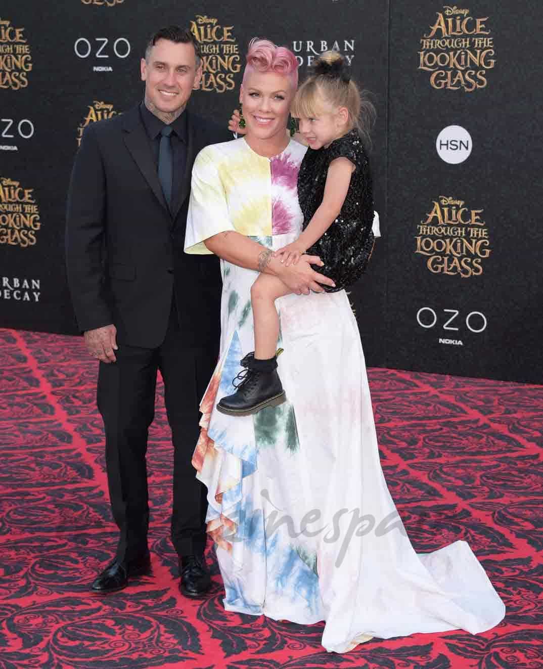 pink-con-su-marido-y-su-hija en el estreno de alicia detras del espejo