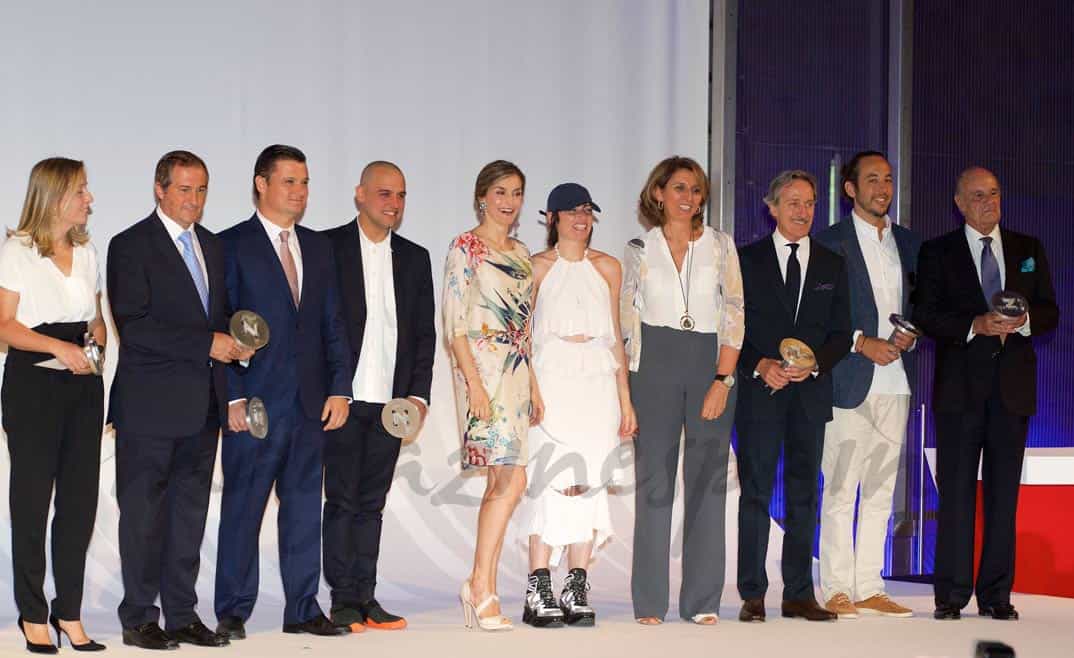 doña letizia entrega los premios nacionales de la moda
