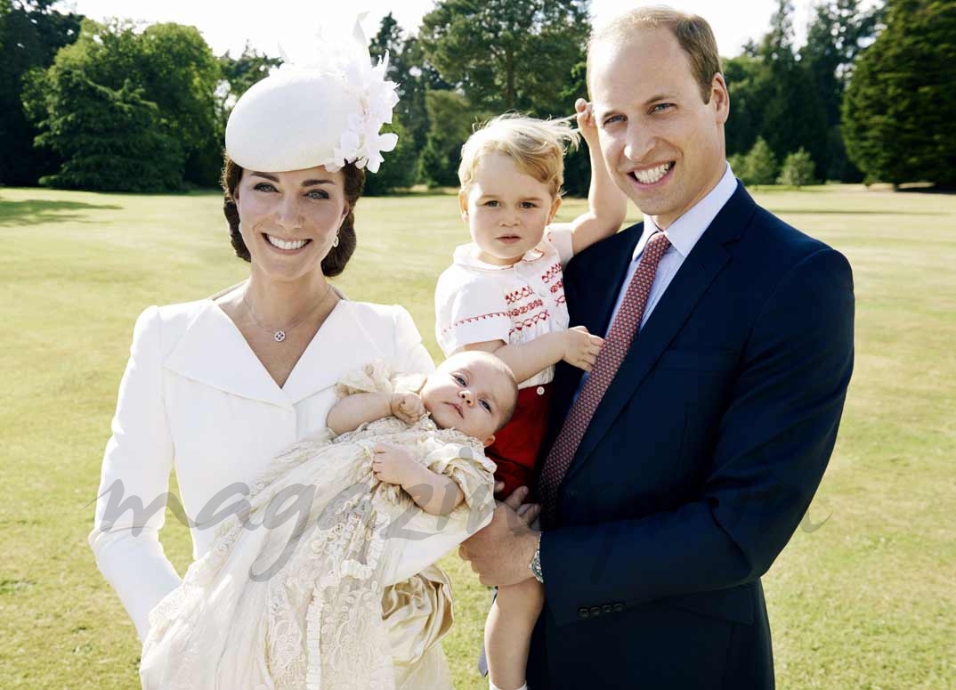 Duques de Cambridge con sus hijos - Bautizo princesa Charlotte - Julio 2015