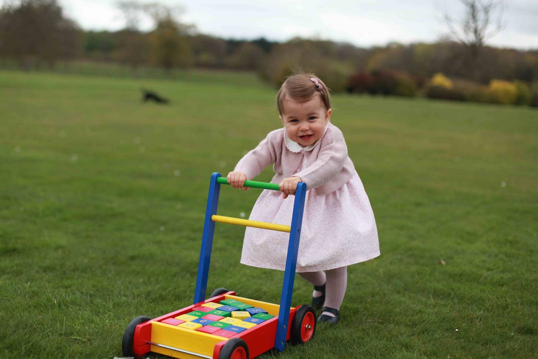 princesa-charlotte, kate middleton fotografa, duquesa de cambridge fotografia a la princesa charlotte