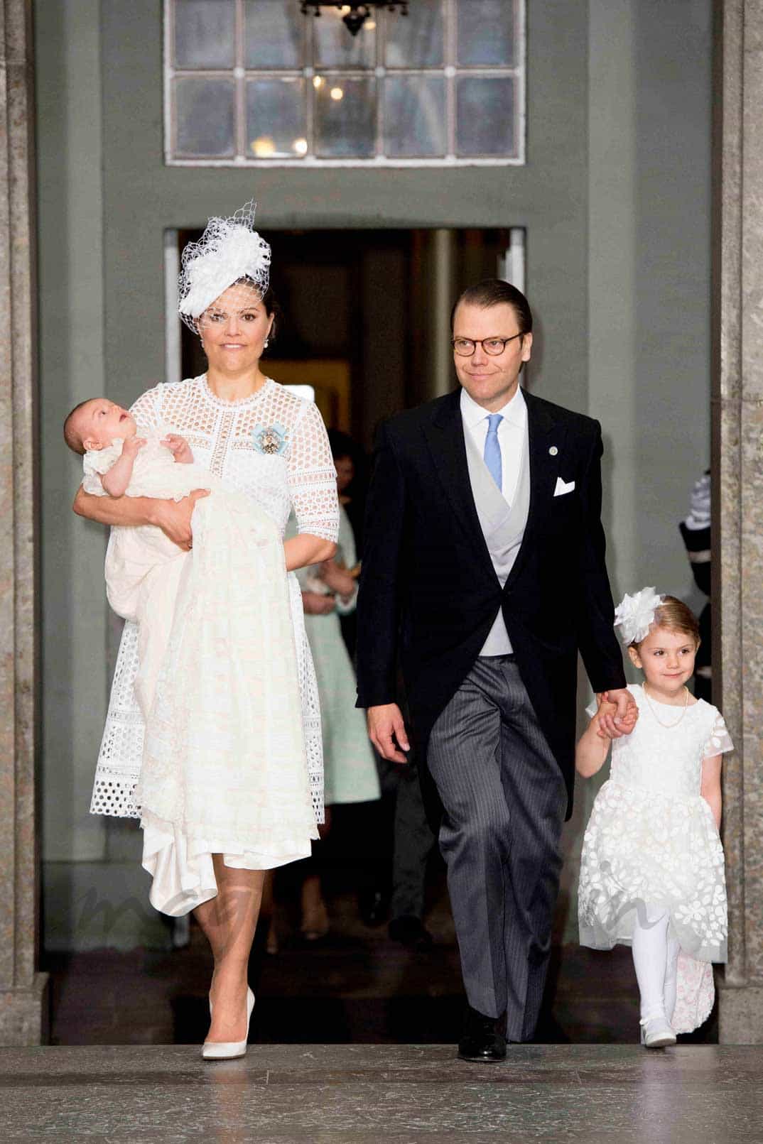 Princesa Victoria de Suecia con el príncipe Óscar, el príncipe Daniel y la princesa Stelle