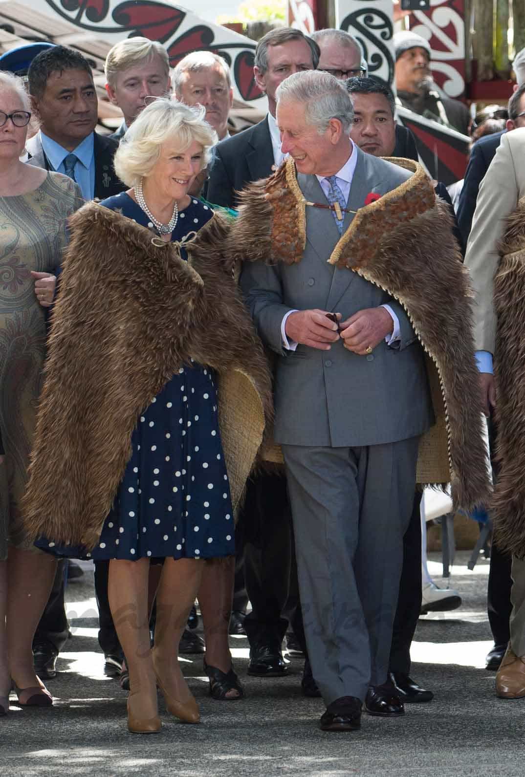 príncipe Carlos y la Duquesa de Cornwall en Turangawaewae Marae en  Ngaruawahia