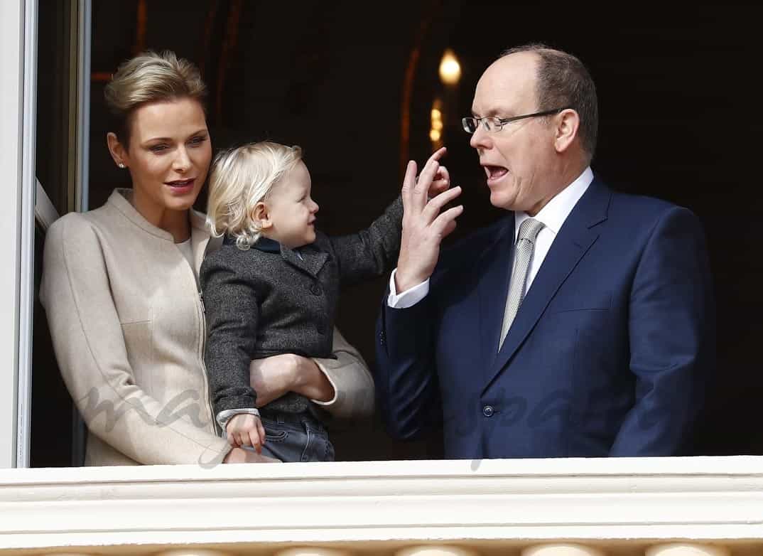 lberto y charlene de monaco con sus hijos celebran santa devota