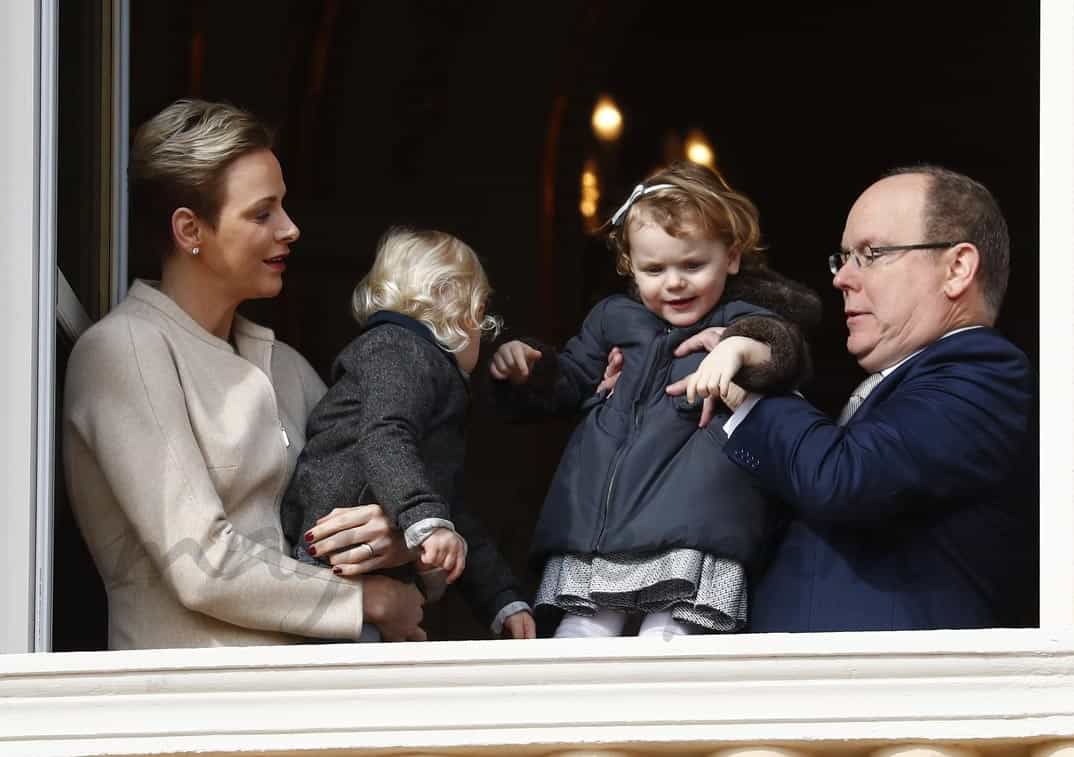 lberto y charlene de monaco con sus hijos celebran santa devota