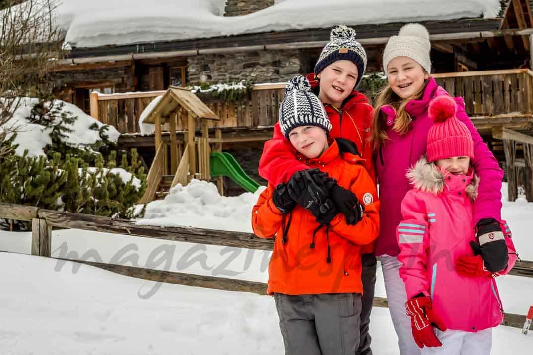 principes-elisabeth-gabriel-emmanuel-y-eleonore esquiando en suiza