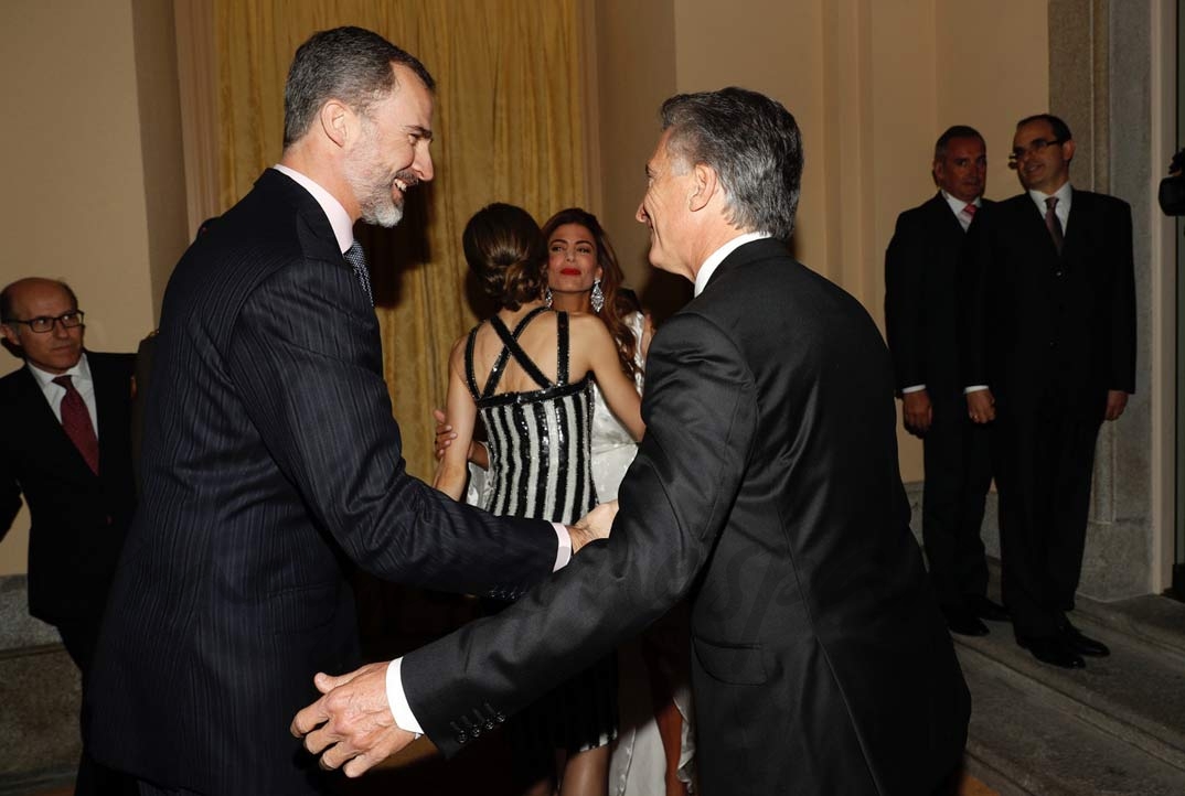 El Presidente Macri y su esposa reciben a los Reyes a su llegada al Palacio Real del Pardo © Casa S.M. El Rey