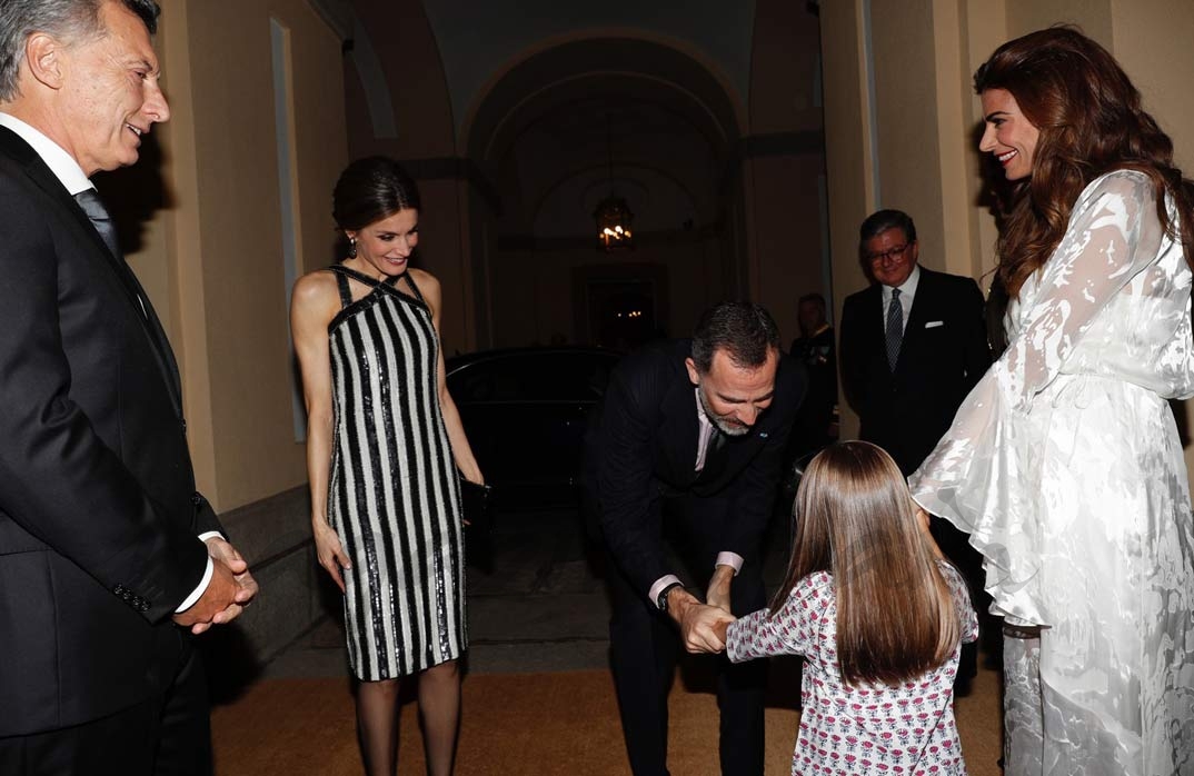 Los Reyes, con el Presidente Macri y su esposa y su hija Antonia © Casa S.M. El Rey