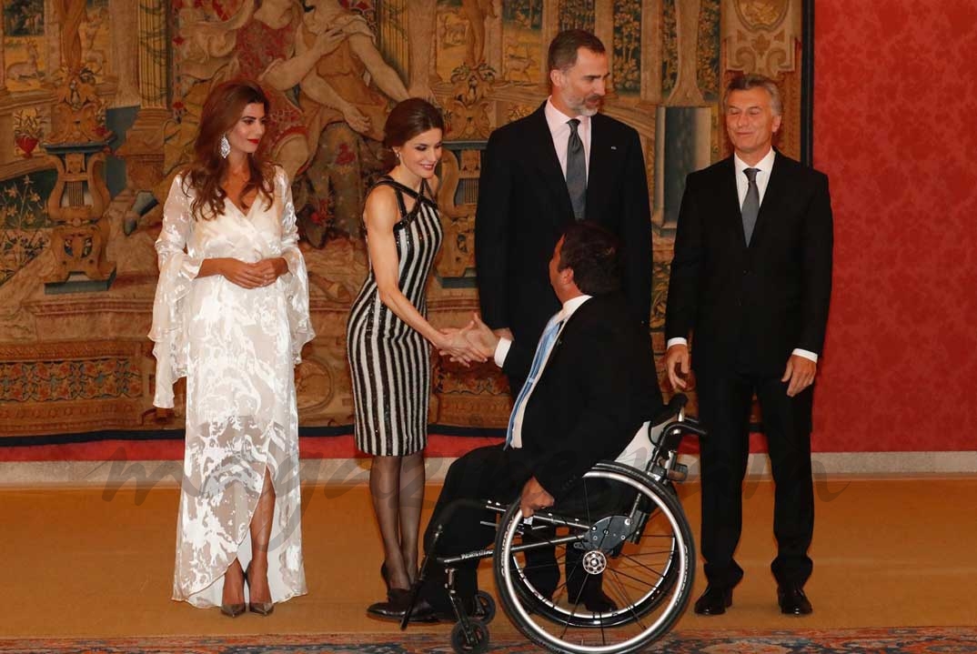 Saludo a los Reyes y al Presidente Macri y su esposa de los invitados a la recepción ofrecida en honor de Don Felipe y Doña Letizia © Casa S.M. El Rey