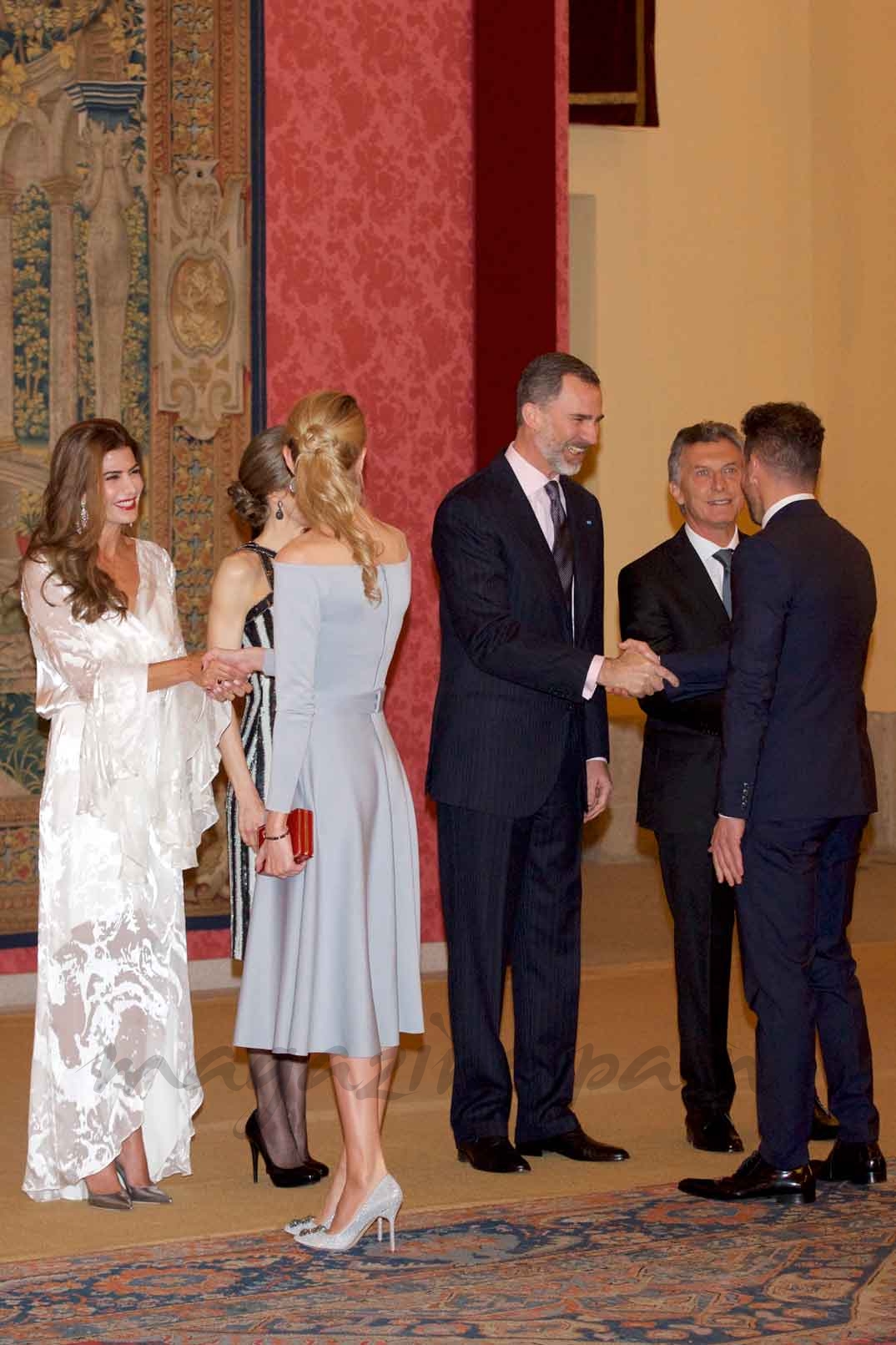 Diego Pablo Simeone y Carla Pereyra con los Reyes y el Presidente Macri y su esposa, en la recepción ofrecida en honor de Don Felipe y Doña Letizia 