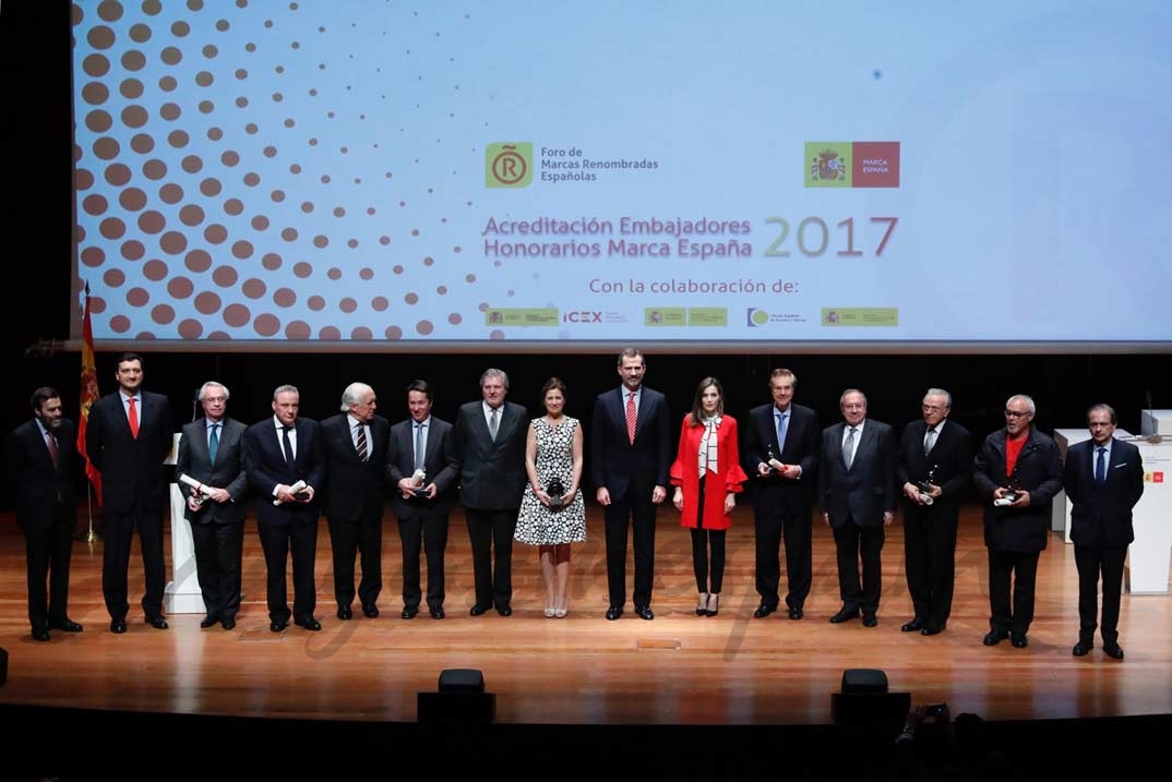 Sus Majestades los Reyes y las autoridades asistentes, con los miembros de la 7ª Promoción de "Embajadores Honorarios de la Marca España" © Casa de S.M. el Rey