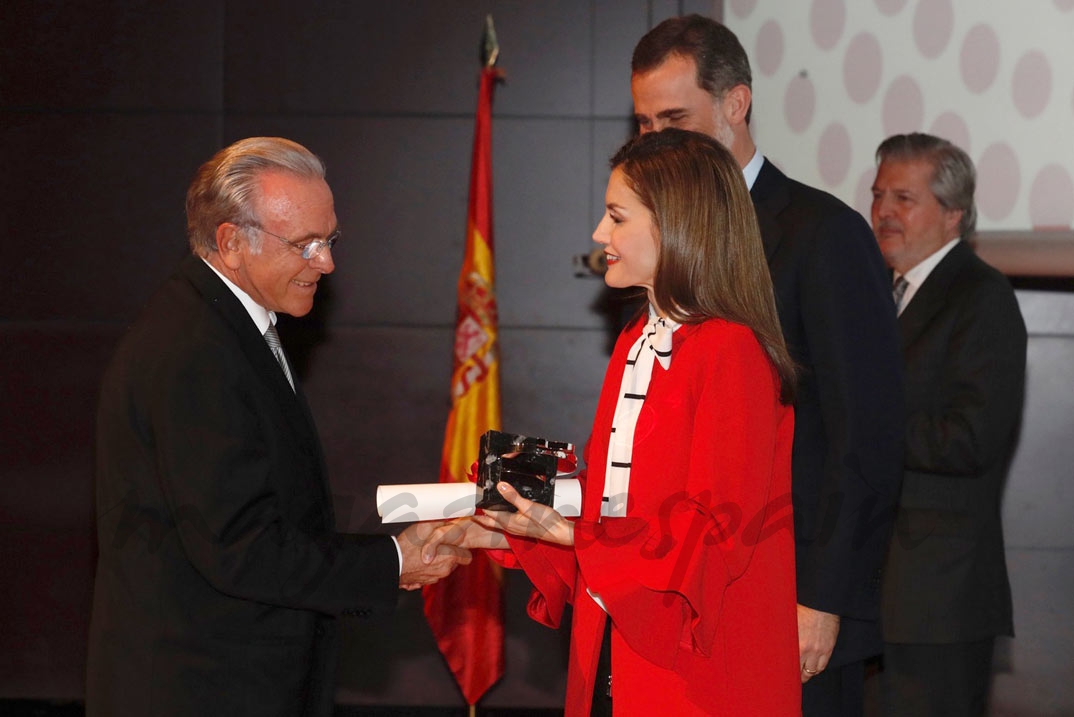 Doña Letizia entrega al presidente de la Fundación Bancaria "la Caixa", Isidre Fainé, la acreditación concedida a la Obra Social "la Caixa" © Casa S.M. El Rey