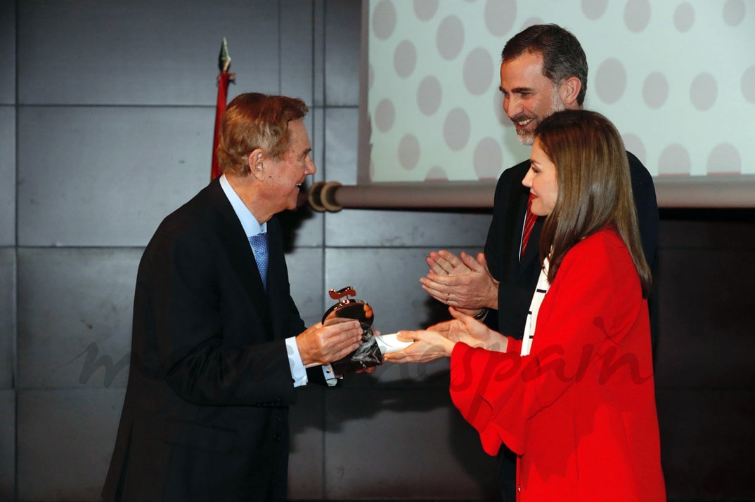 Doña Letizia entrega la acreditación a Gabriel Escarrer, presidente de Meliá Hotels International © Casa S.M. El Rey