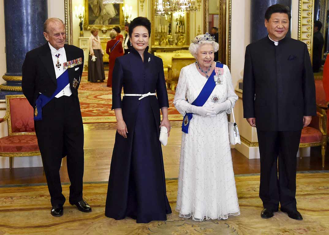 reina-de-inglaterra-principe-felipe-presidente-chino-y-su-esposa-peng-liyuan