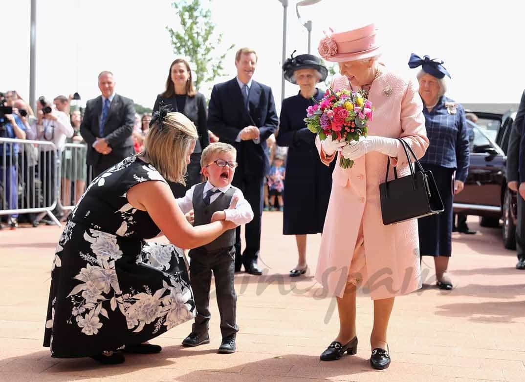 el susto que da a un nino la reina isabel de inglaterra