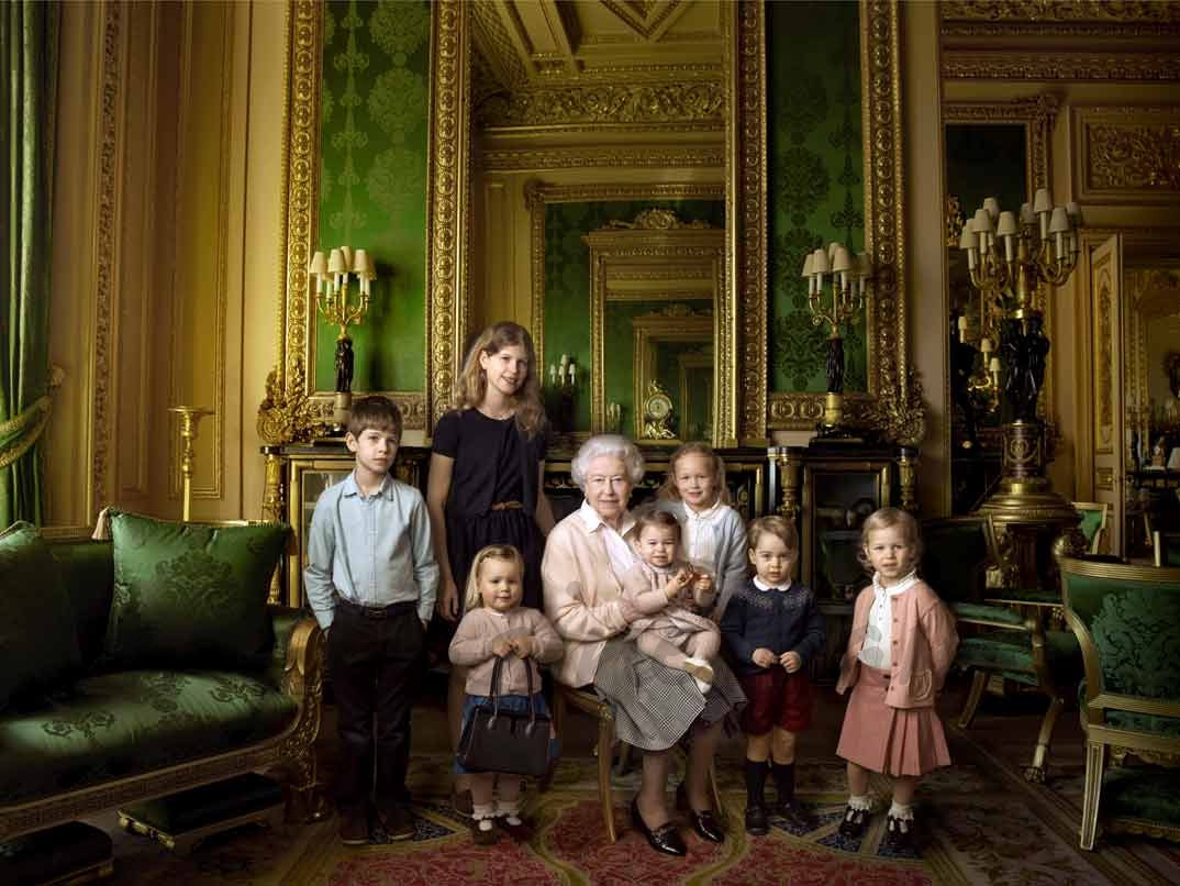 Reina Isabel II de Inglaterra con sus bisnietos