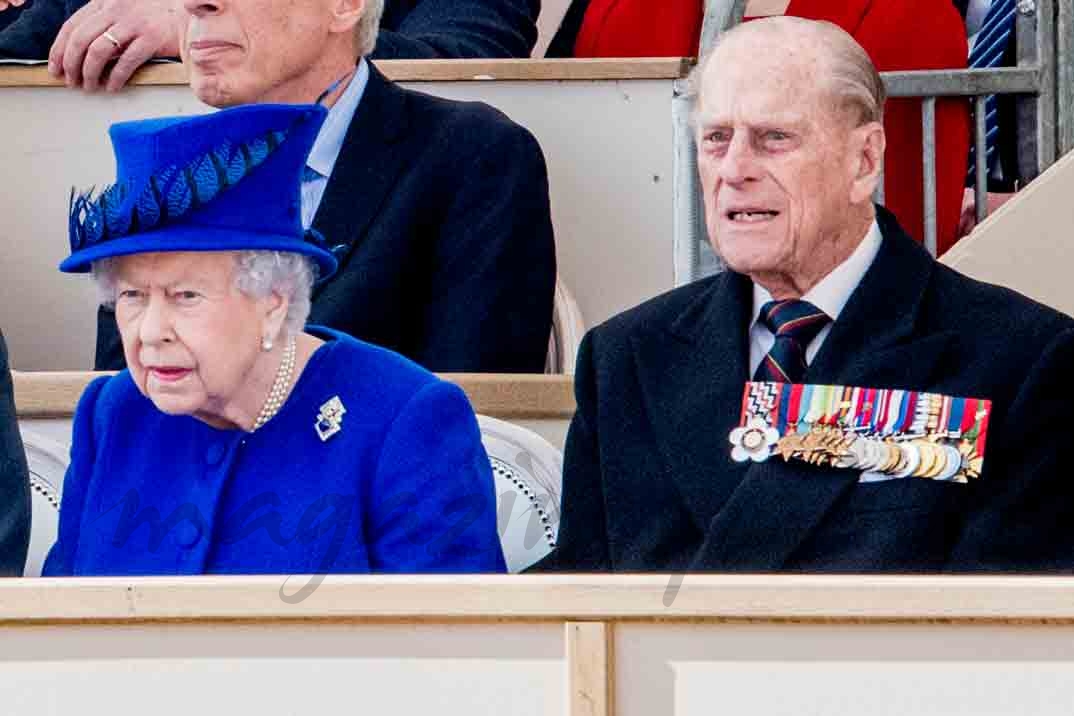 reina isabel y duque de edimburgo en horse guards parade