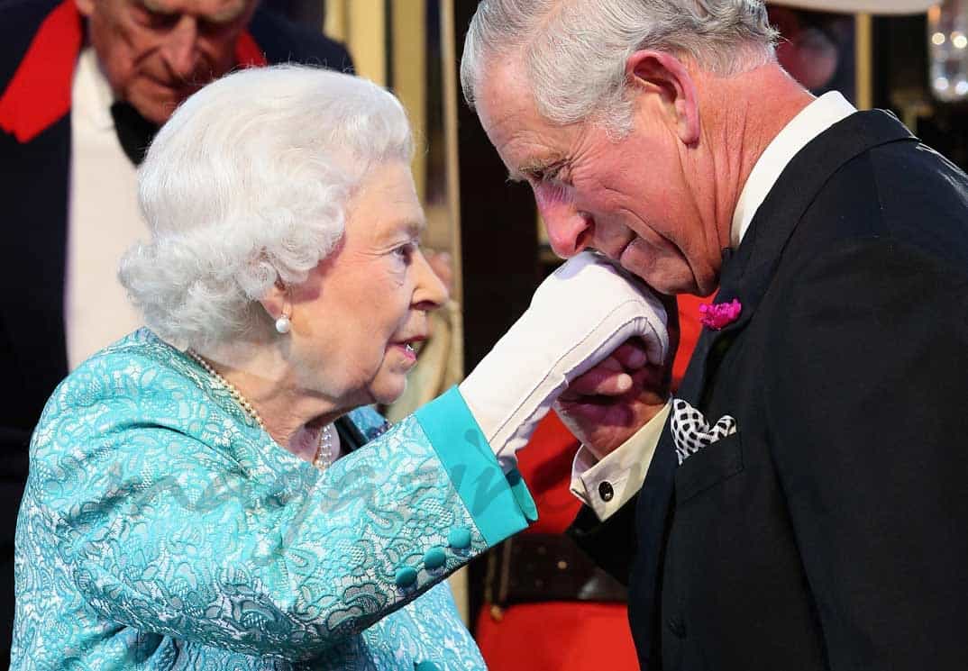 principe carlos y reina isabel en su cumpleaños