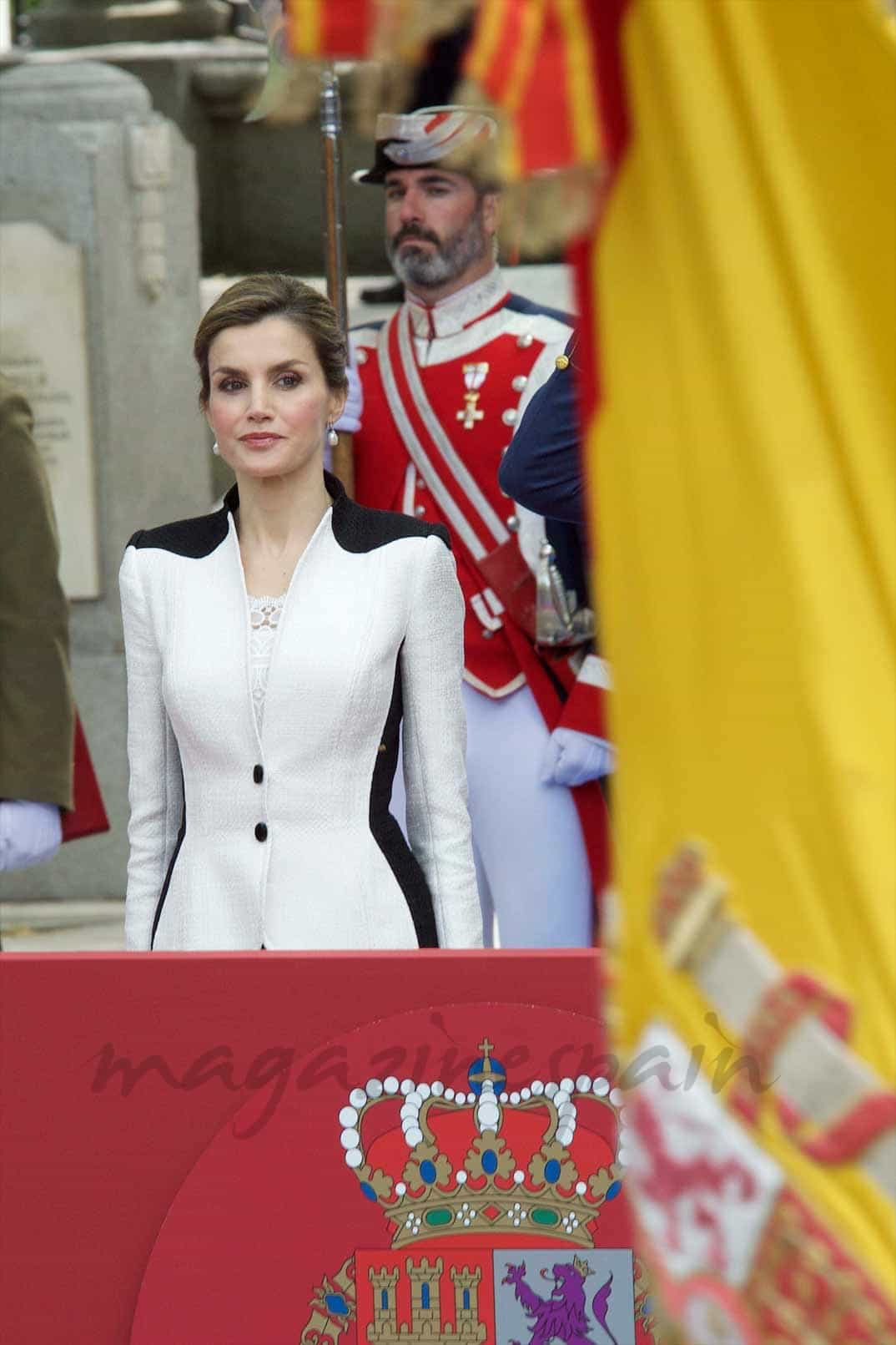 reina letizia elegancia en el dia de las fuerzas armadas