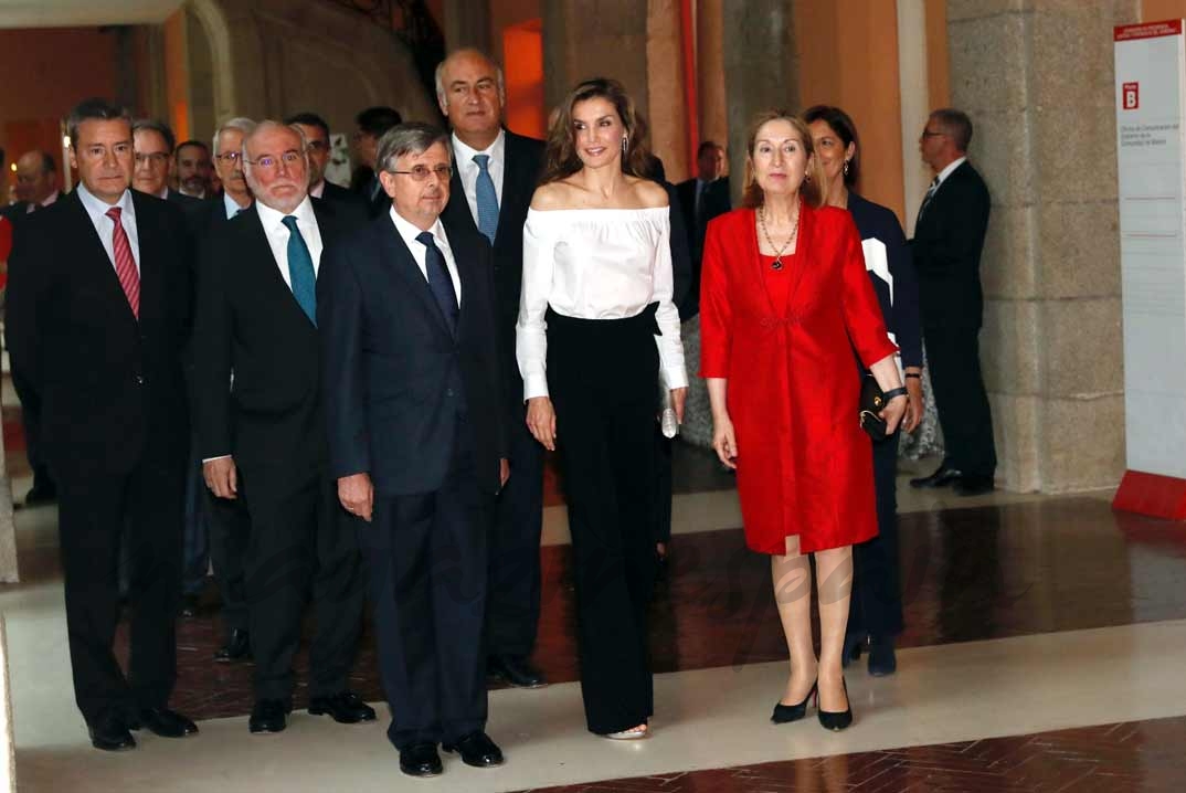 Su Majestad la Reina a su llegada a la Real Casa de Correos junto a la presidenta del Congreso de los Diputados y el presidente del Grupo SM © Casa S.M. El Rey